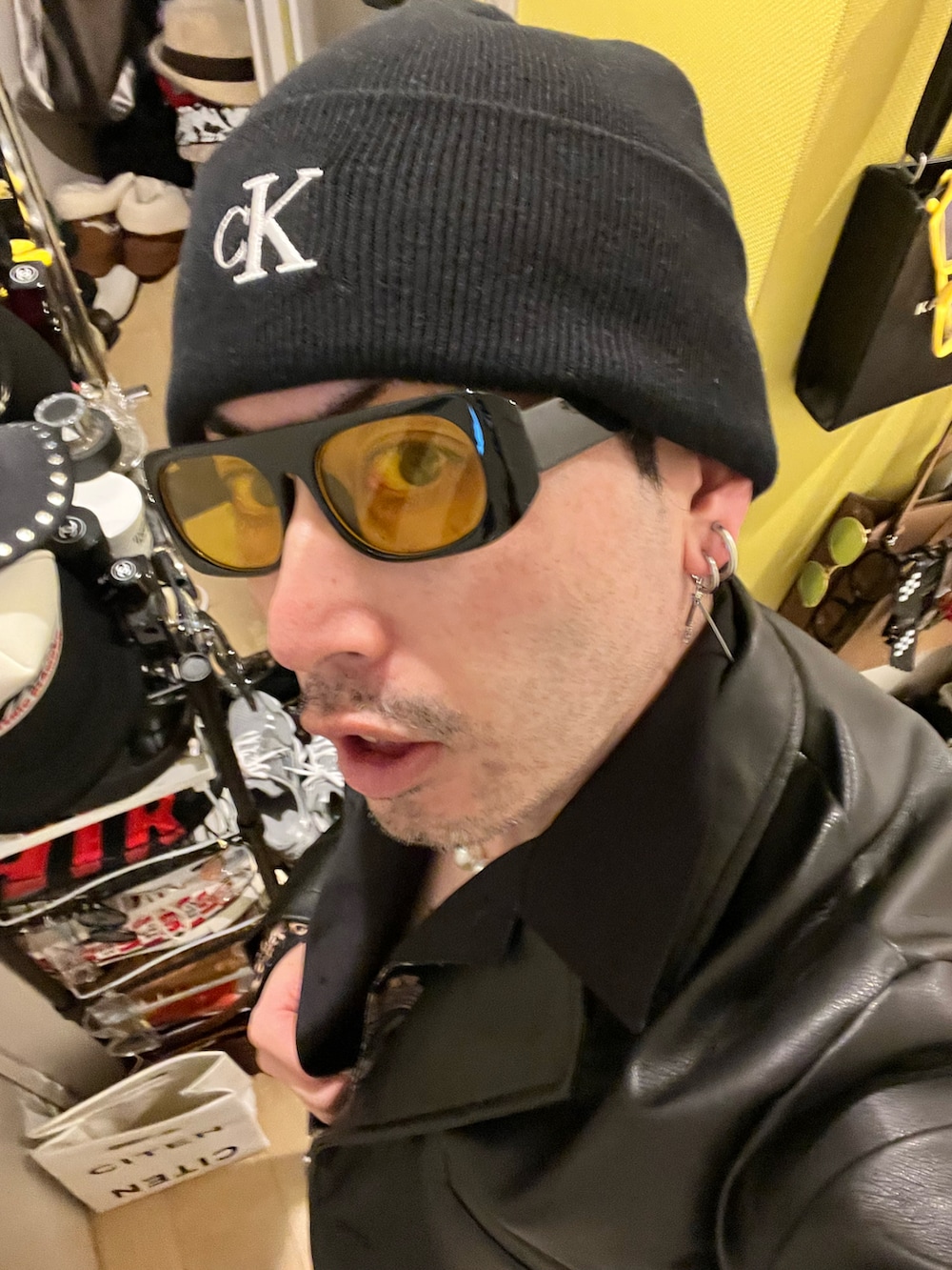 ブラック系のテーラードジャケット、ブラック系のシャツ/ブラウス、ブラック系のスラックスを着用したメンズの冬コーディネートの3枚目の写真