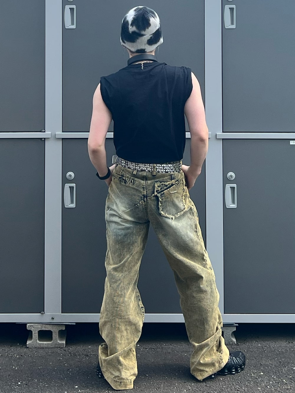 ブラック系のスニーカー、ブラック系のTシャツ/カットソー、その他のネックレスを着用したメンズの春コーディネートの3枚目の写真