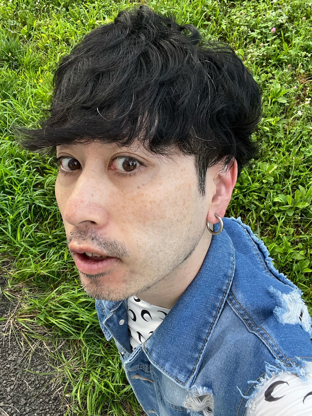 ブルー系のデニムパンツ、シルバー系のスニーカー、ブラック系のショルダーバッグを着用したメンズの夏コーディネートの5枚目の写真