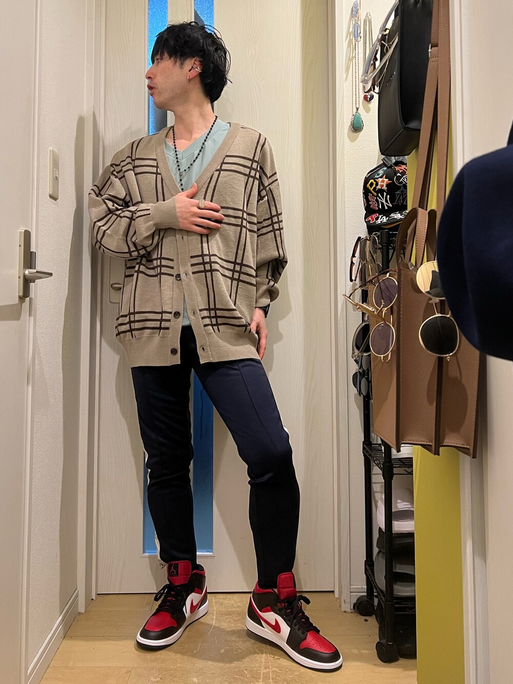 ホワイト系のショルダーバッグ、ブルー系のその他パンツ、ブラック系のスニーカーを着用したメンズの春コーディネートの3枚目の写真