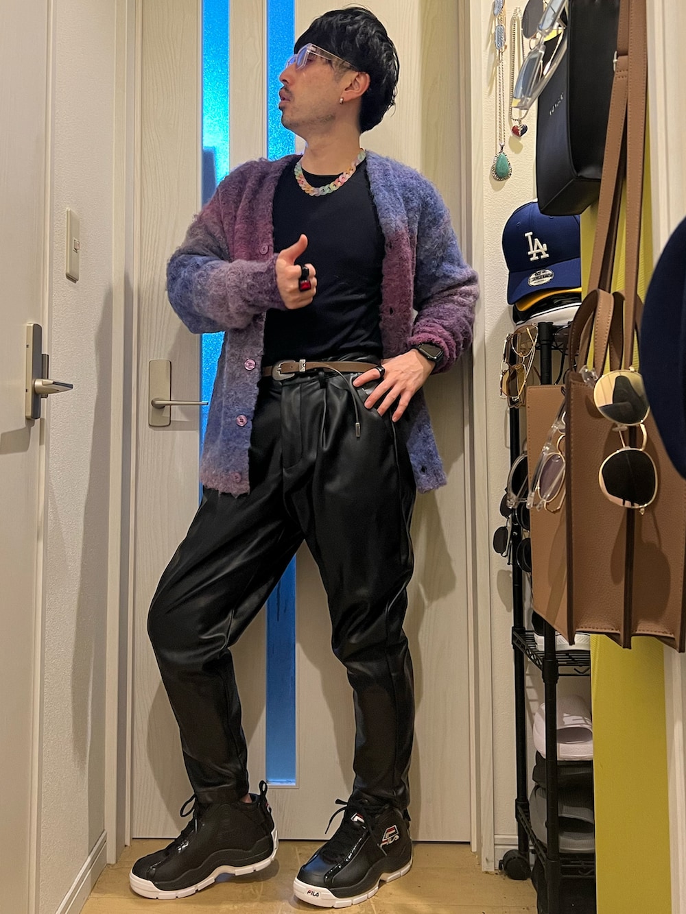 その他のカーディガン/ボレロ、ブラック系のスラックス、ブラック系のスニーカーを着用したメンズの春コーディネートの2枚目の写真