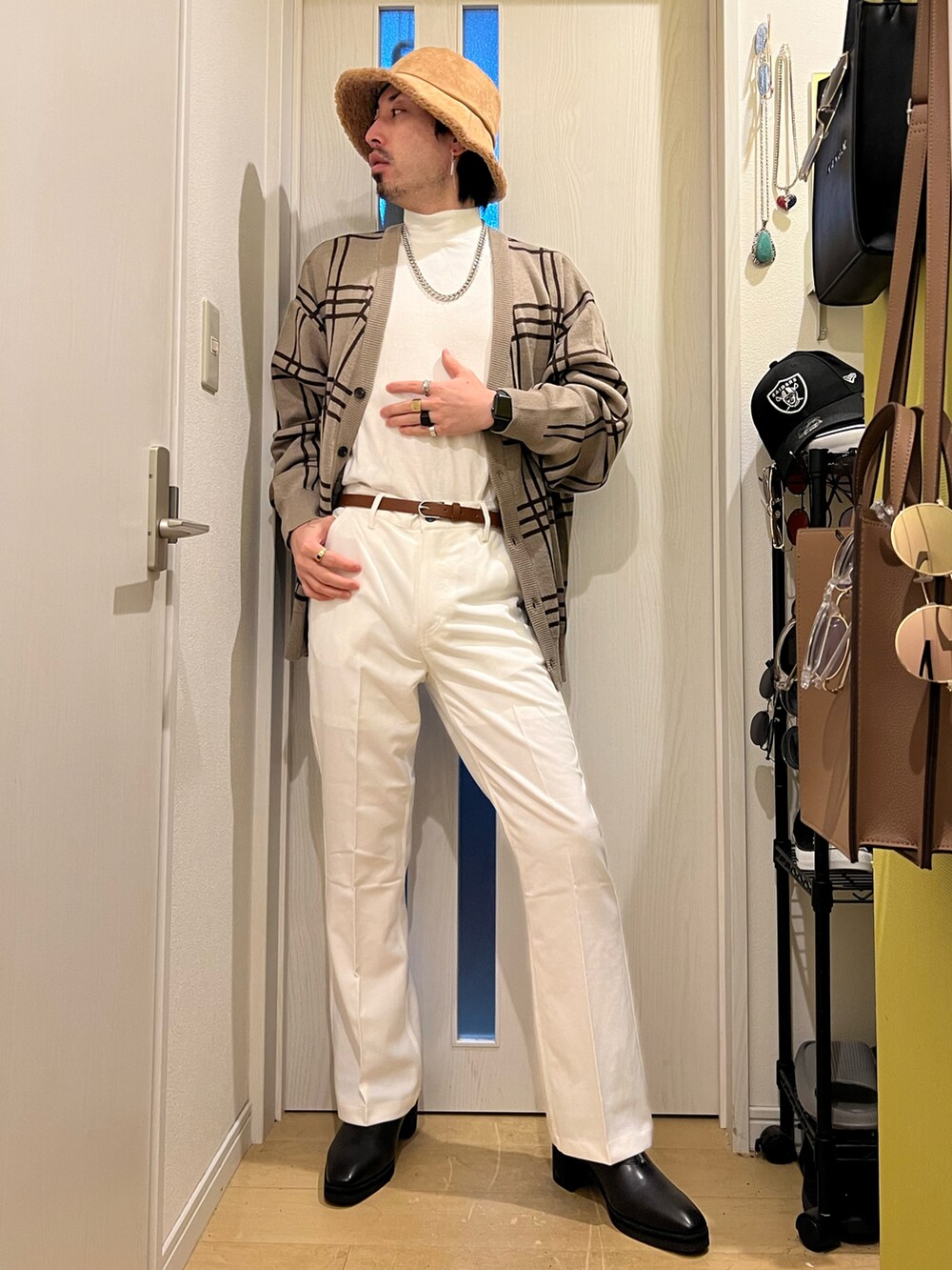 ホワイト系のショルダーバッグ、ベージュ系のカーディガン/ボレロ、ホワイト系のスラックスを着用したメンズの秋コーディネートの2枚目の写真
