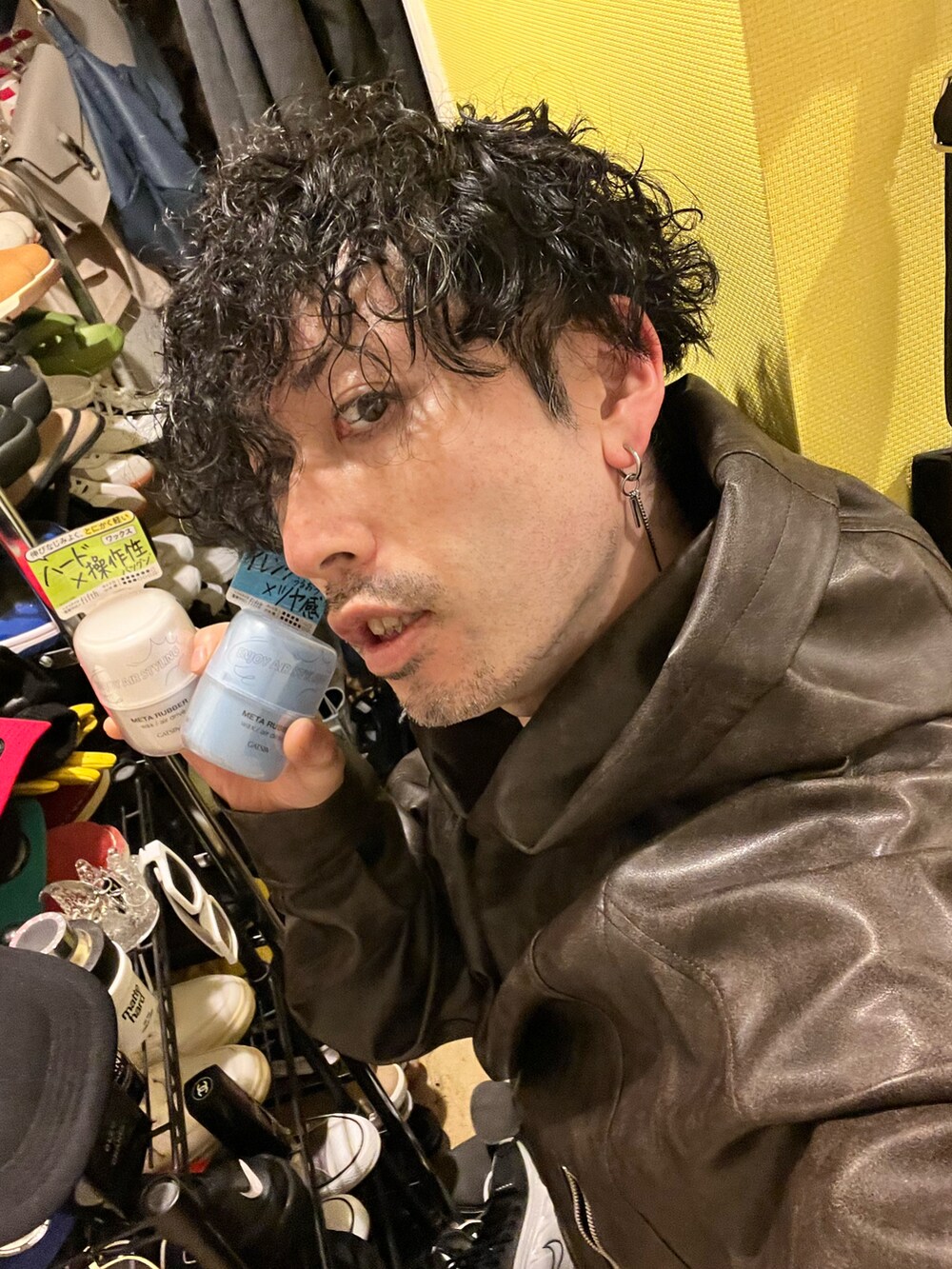 ブラウン系のパーカー、ブルー系のカーゴパンツ、ブラック系のサンダルを着用したメンズの秋コーディネートの4枚目の写真