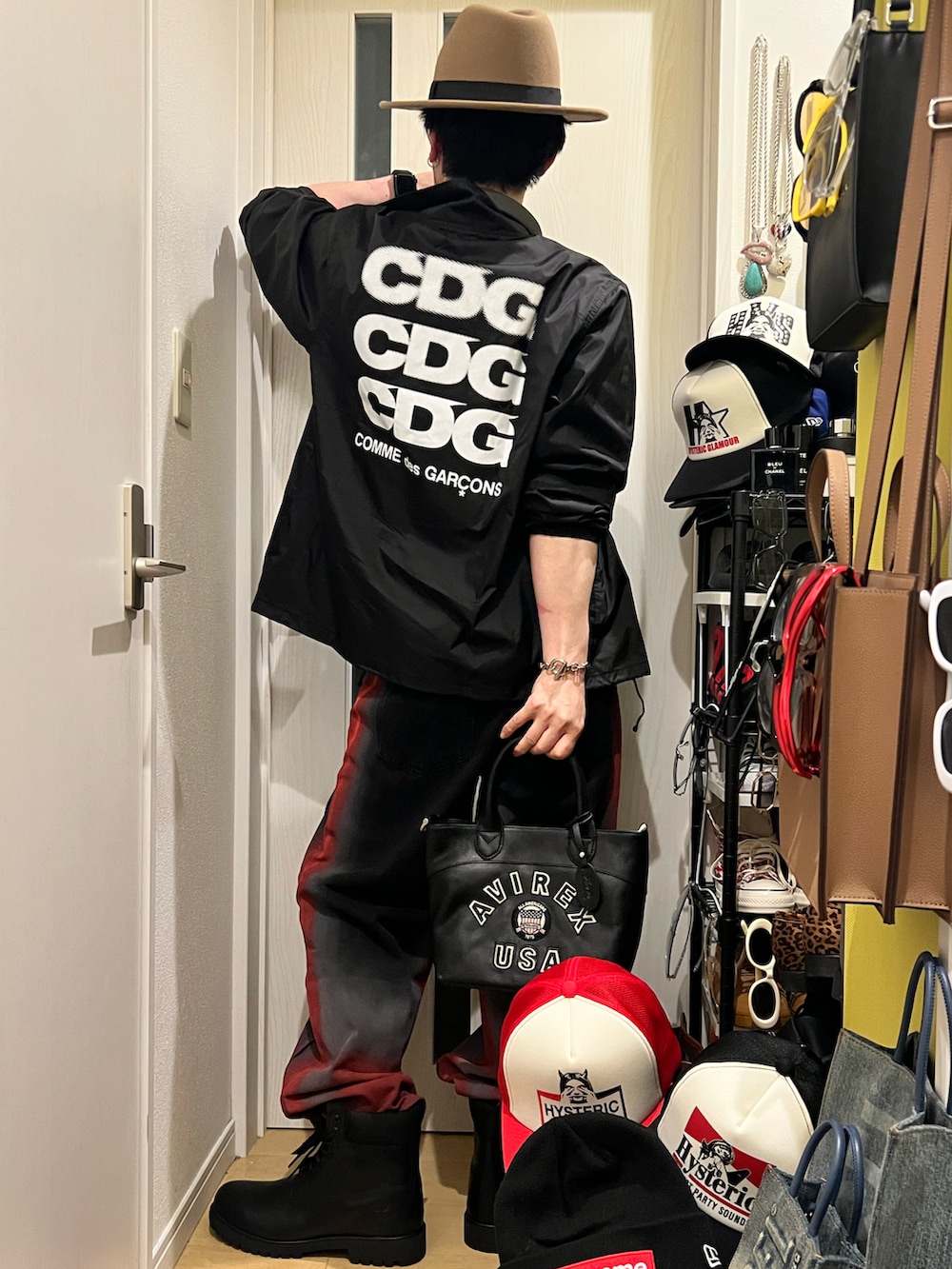 ブラック系のデニムパンツ、ブラック系のブルゾン、ブラック系のトートバッグを着用したメンズの春コーディネートの3枚目の写真