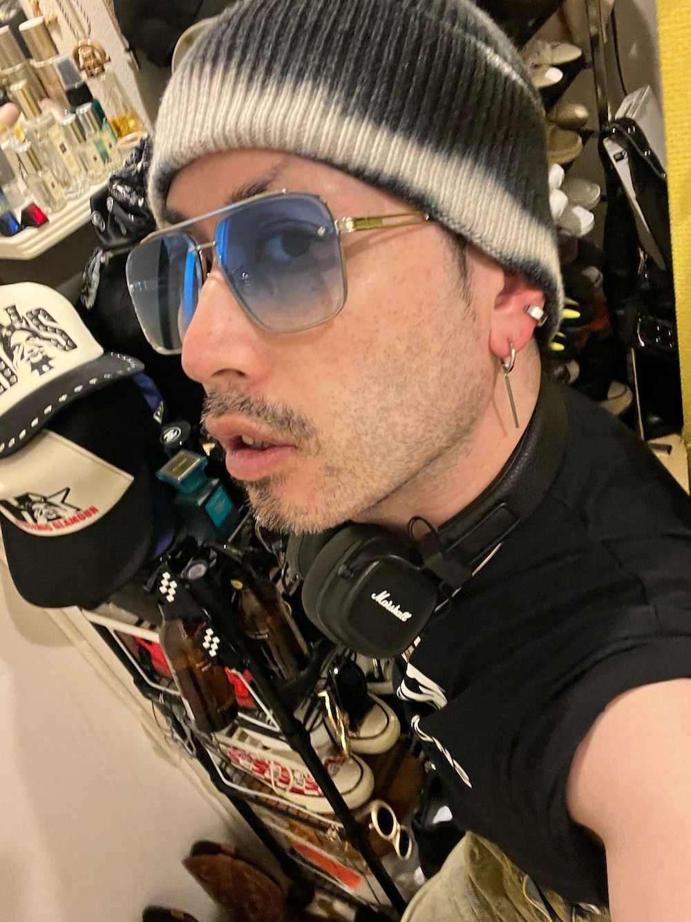 ブラック系のスニーカー、ブラック系のTシャツ/カットソー、その他のネックレスを着用したメンズの春コーディネートの4枚目の写真