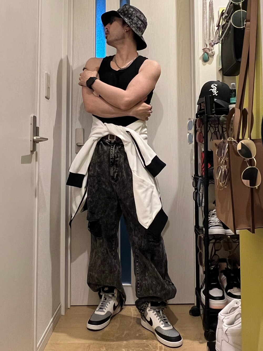 「トラックジャケット、休日コーデ、秋服、秋服準備はじめました、秋コーデ、デニム、スニーカー、タンクトップ、バケットハット、韓国ファッション、サングラス、おしゃれさんと繋がりたい、過去の投稿も見て頂けたら嬉しいです😊、フォルダインありがとうございます❤︎、フォローミー」｜「ADRERの【ADRER】ヴィンテージメイクワイドテーパードデニム（デニムパンツ、ブラック系）」を使った、shinyaさん（メンズ・168cm）の秋コーディネートの4枚目の写真