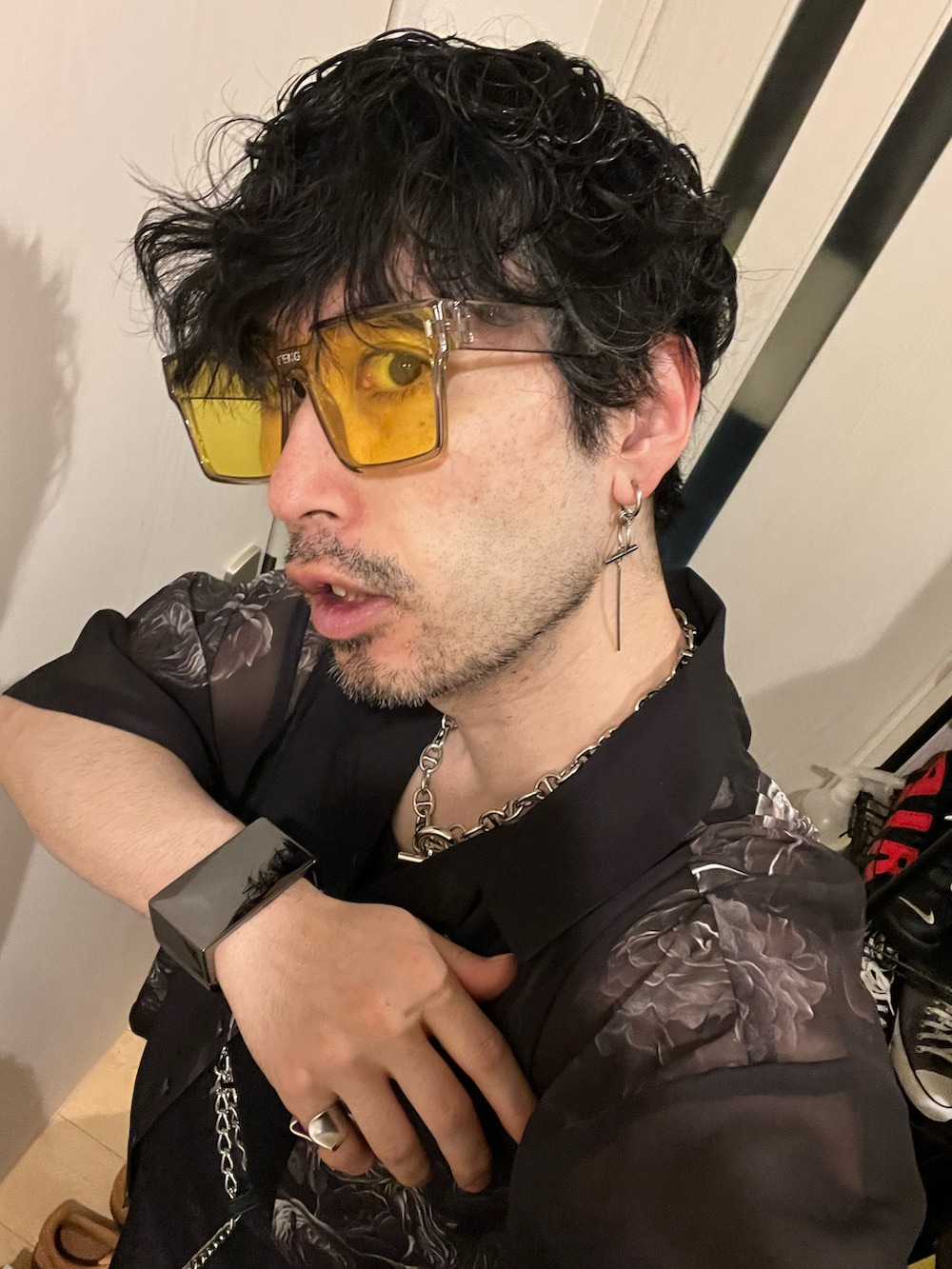 ブラック系のその他パンツ、ブラック系のブーツ、ブラック系のシャツ/ブラウスを着用したメンズの夏コーディネートの5枚目の写真