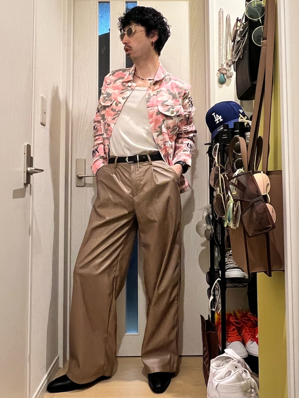 ブラウン系のパンツ、ブラック系のブーツ、ベージュ系のタンクトップを着用したメンズの冬コーディネートの2枚目の写真
