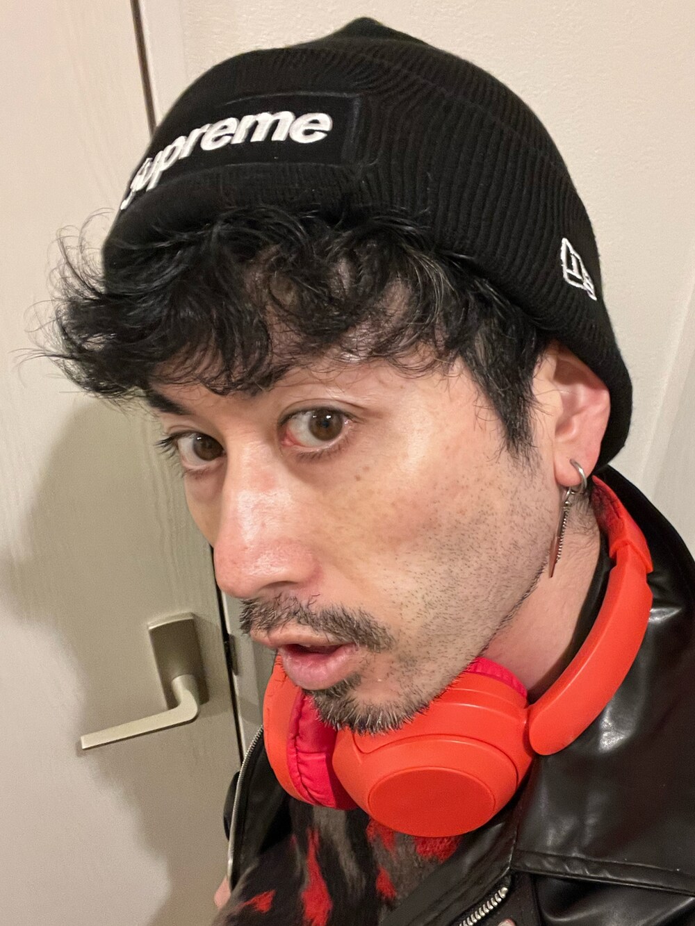 その他のニット/セーター、ブラック系のカーゴパンツ、ブラック系のスニーカーを着用したメンズの冬コーディネートの5枚目の写真