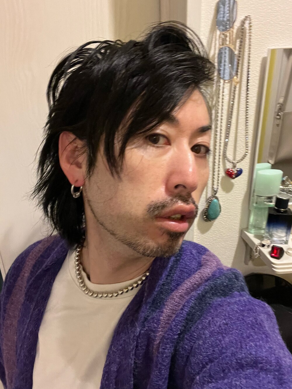 ブラック系のブーツ、パープル系のカーディガン/ボレロ、ホワイト系のその他パンツを着用したメンズの冬コーディネートの5枚目の写真