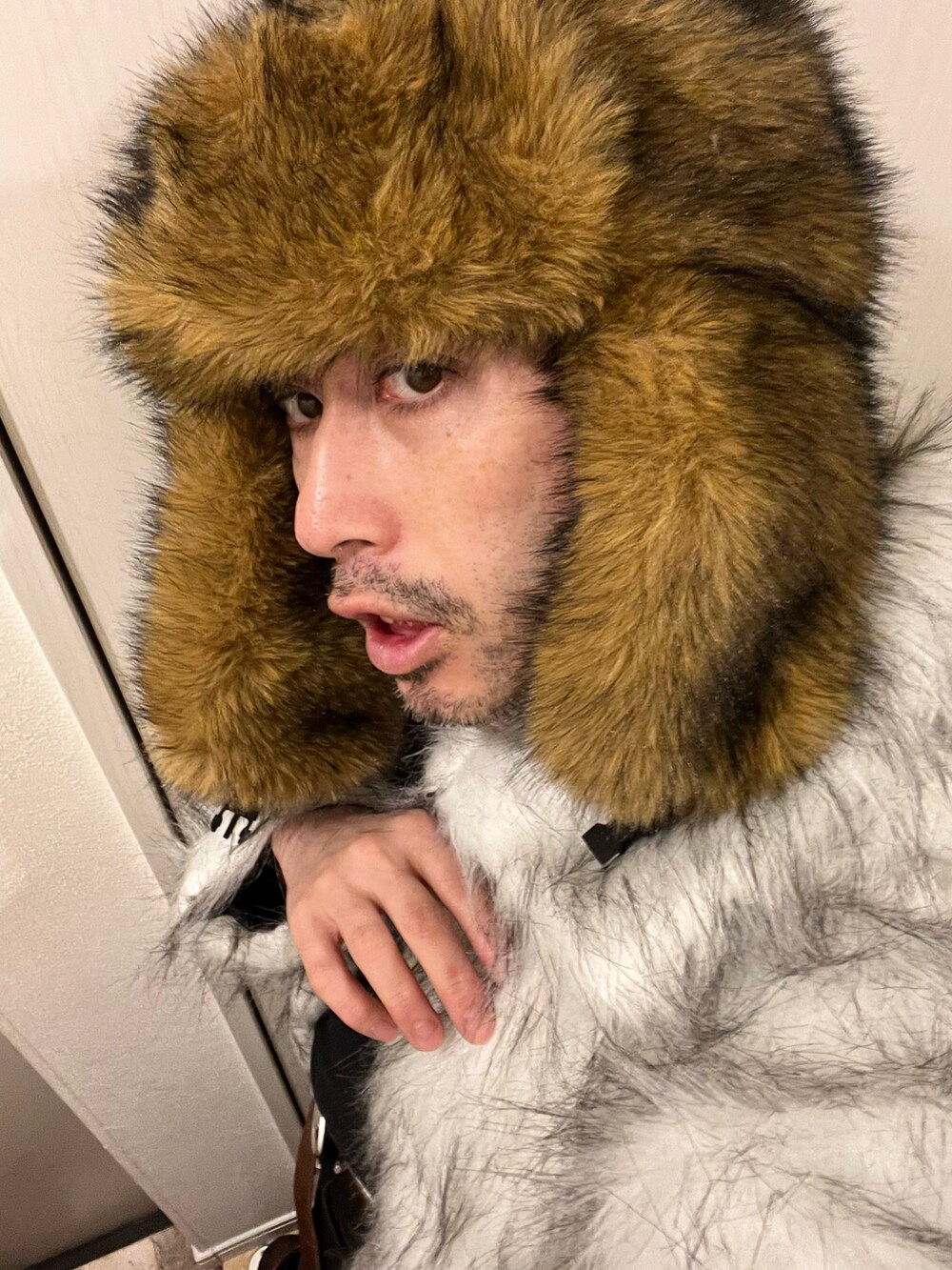 ベージュ系のブーツ、ブルー系のデニムパンツ、ホワイト系のその他アウターを着用したメンズの冬コーディネートの5枚目の写真