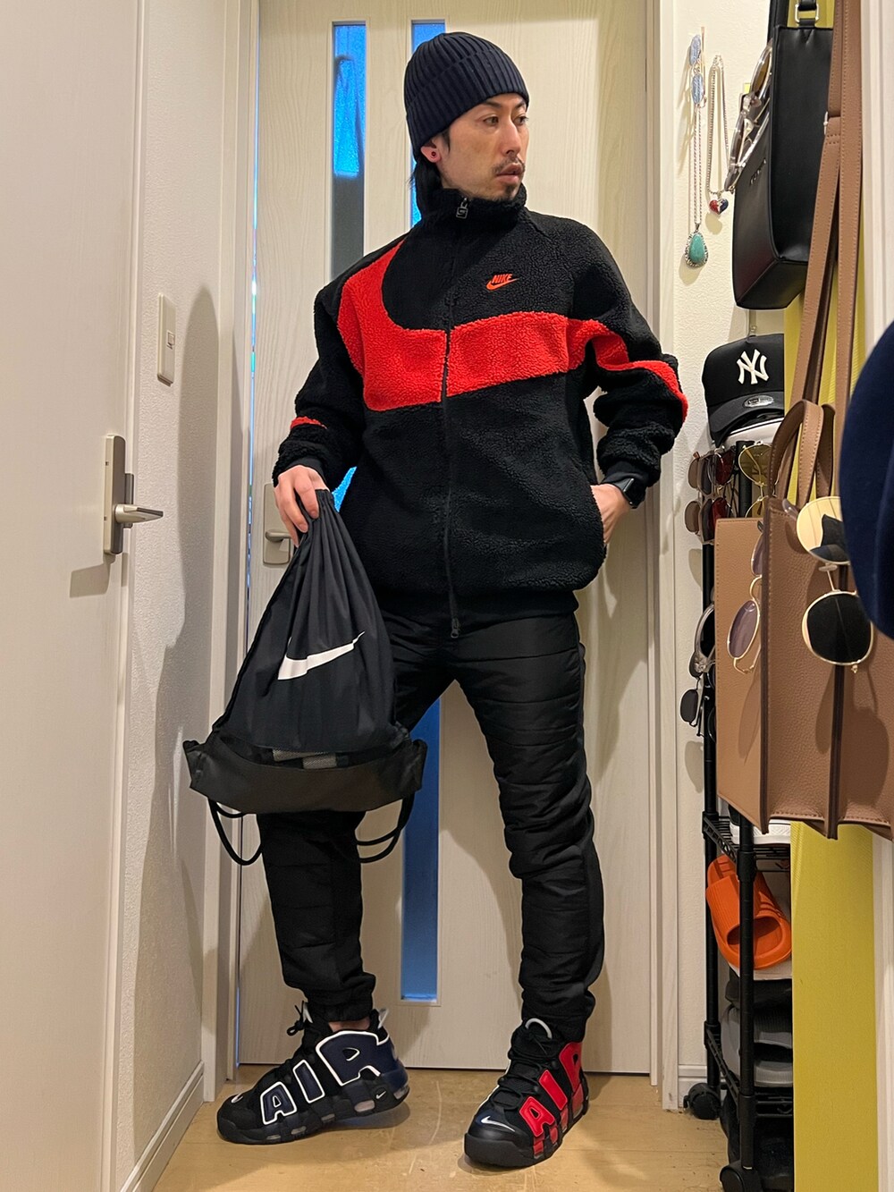 ブラック系のスニーカー、ブラック系のその他パンツ、ブラック系のバックパック/リュックを着用したメンズの冬コーディネートの2枚目の写真