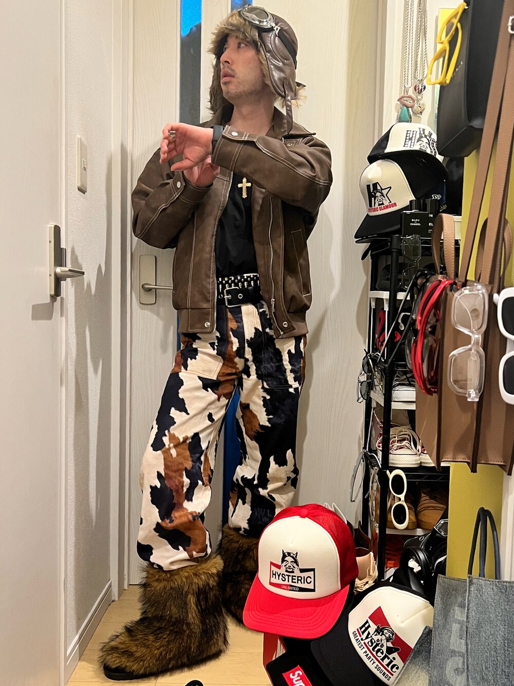 その他のデニムパンツ、ブラウン系のその他シューズ、その他の香水を着用したメンズの冬コーディネートの2枚目の写真