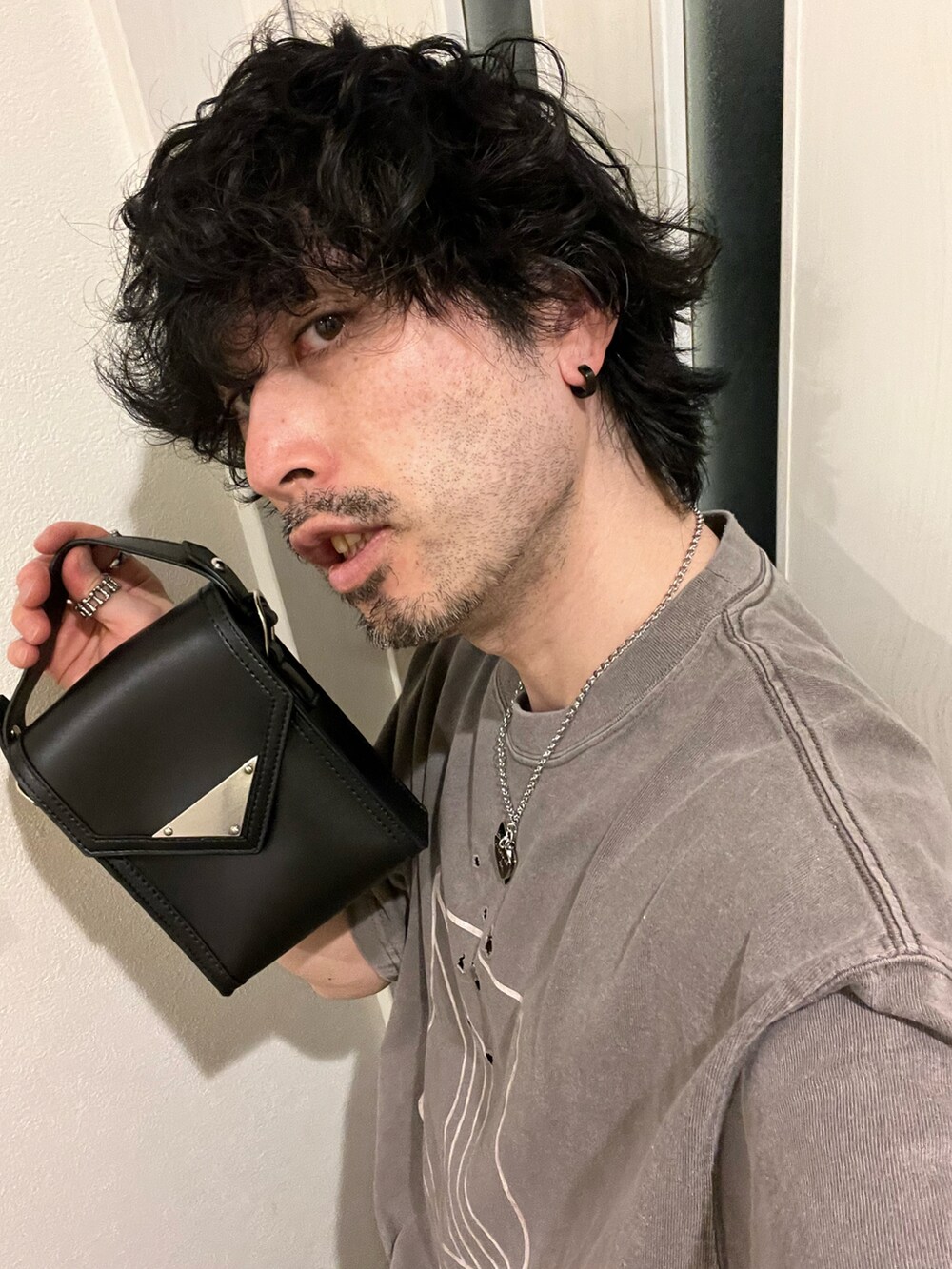 「シンプルコーデ、今日のコーデ、春夏コーデ、休日スタイル、お出かけコーデ、デート、いいね、save、フォローお願いします🤑、過去の投稿も見て頂けたら嬉しいです😊、フォルダインありがとうございます❤︎、フォローミー、厚底サンダル、サングラス、ショルダーバッグ、カジュアル、ストリート」｜「ADRERの【ADRER】ヴィンテージメイクワイドテーパードデニム（デニムパンツ、ブラック系）」を使った、shinyaさん（メンズ・168cm）の春コーディネートの5枚目の写真