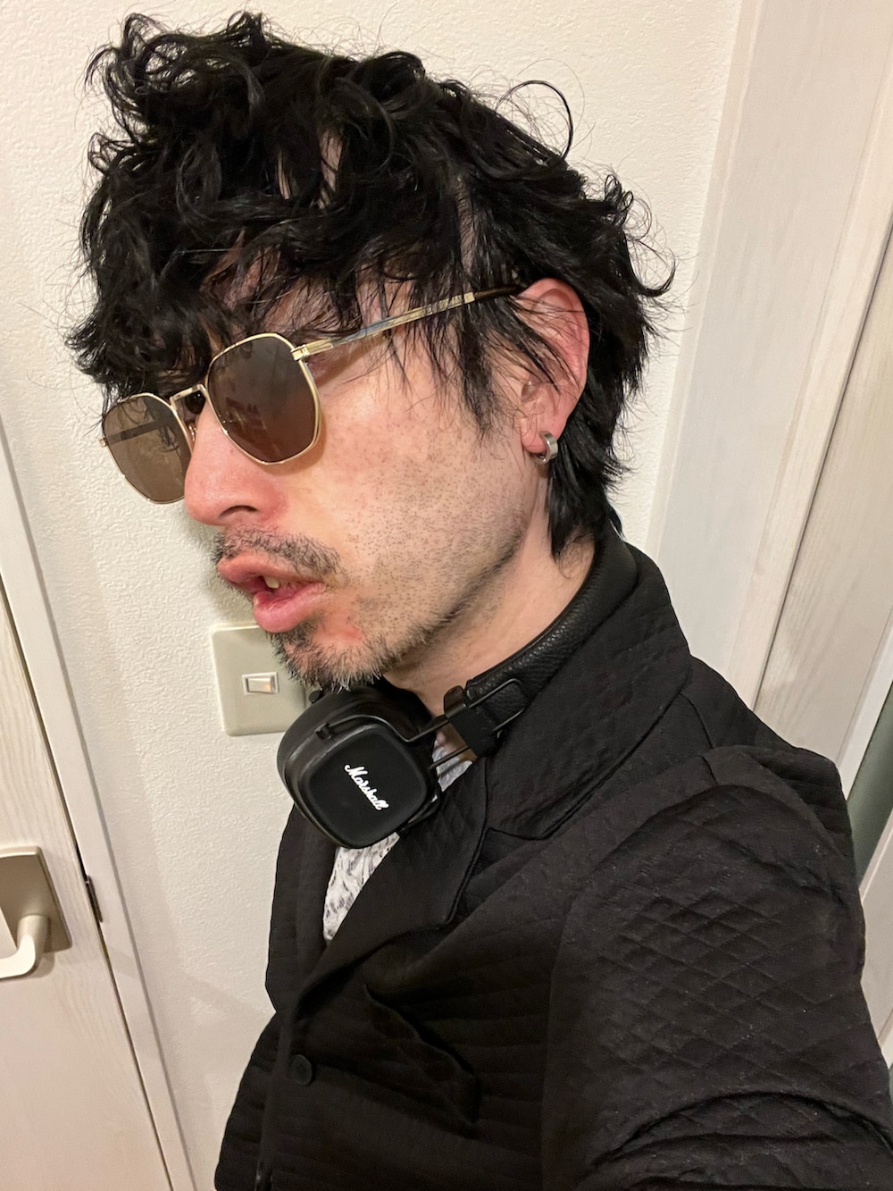 ホワイト系のその他パンツ、ブラック系のショルダーバッグ、ブラック系のジャケット/アウターを着用したメンズの春コーディネートの5枚目の写真