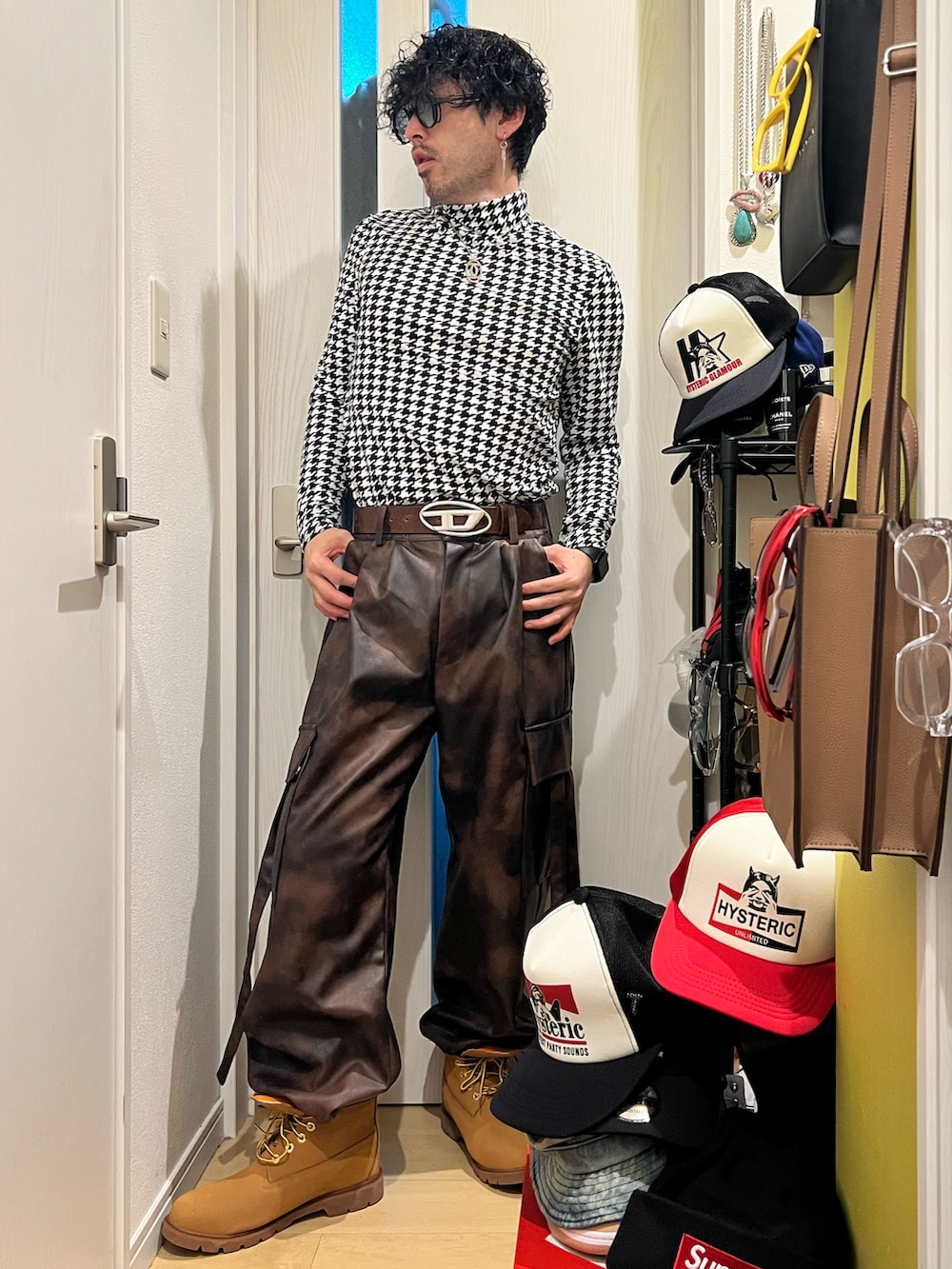 ブラウン系のカーゴパンツ、ベージュ系のブーツ、ホワイト系のニット/セーターを着用したメンズの冬コーディネートの2枚目の写真