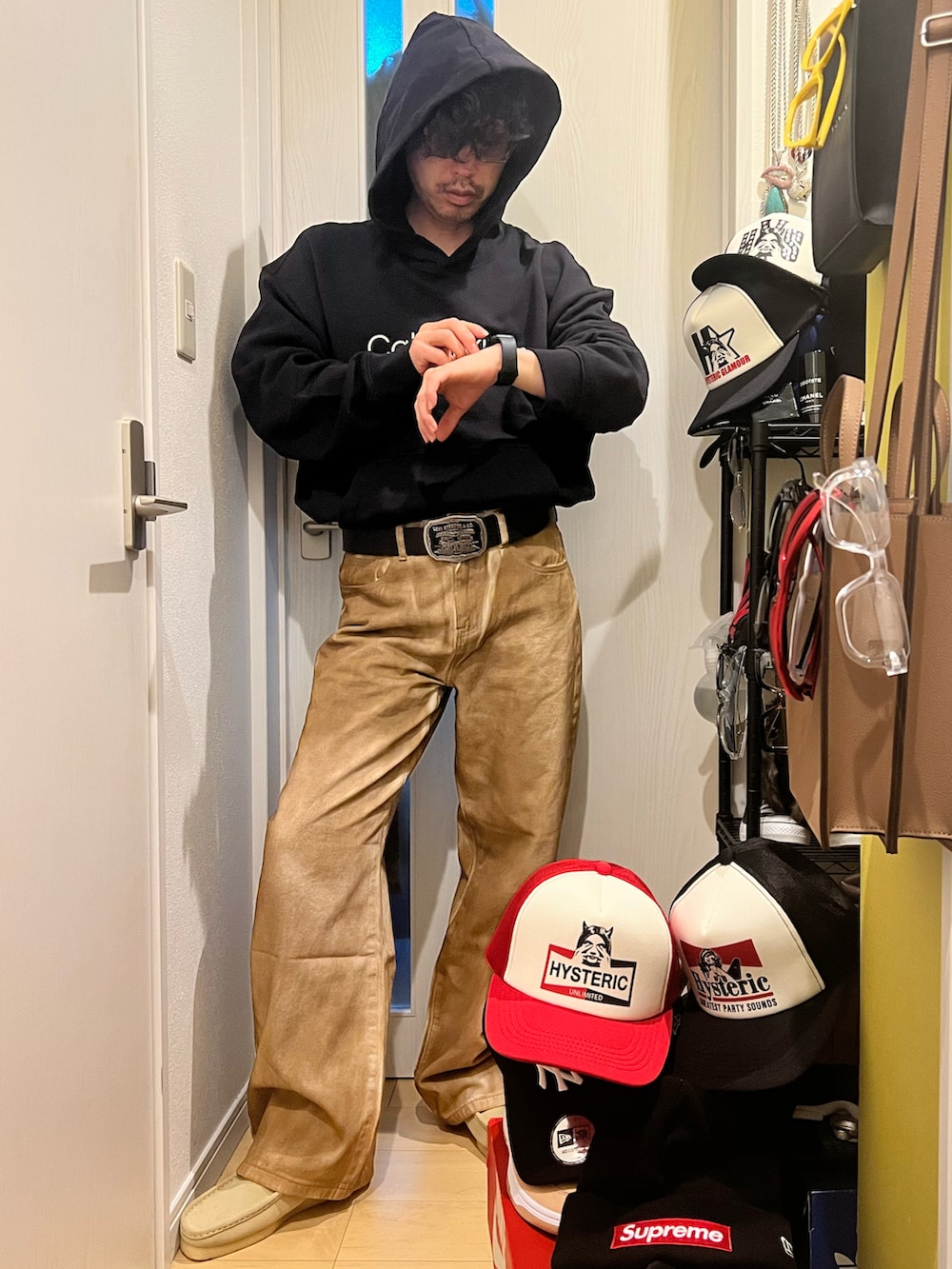 ブラック系のパーカー、ブラウン系のデニムパンツ、ベージュ系のブーツを着用したメンズの冬コーディネートの2枚目の写真