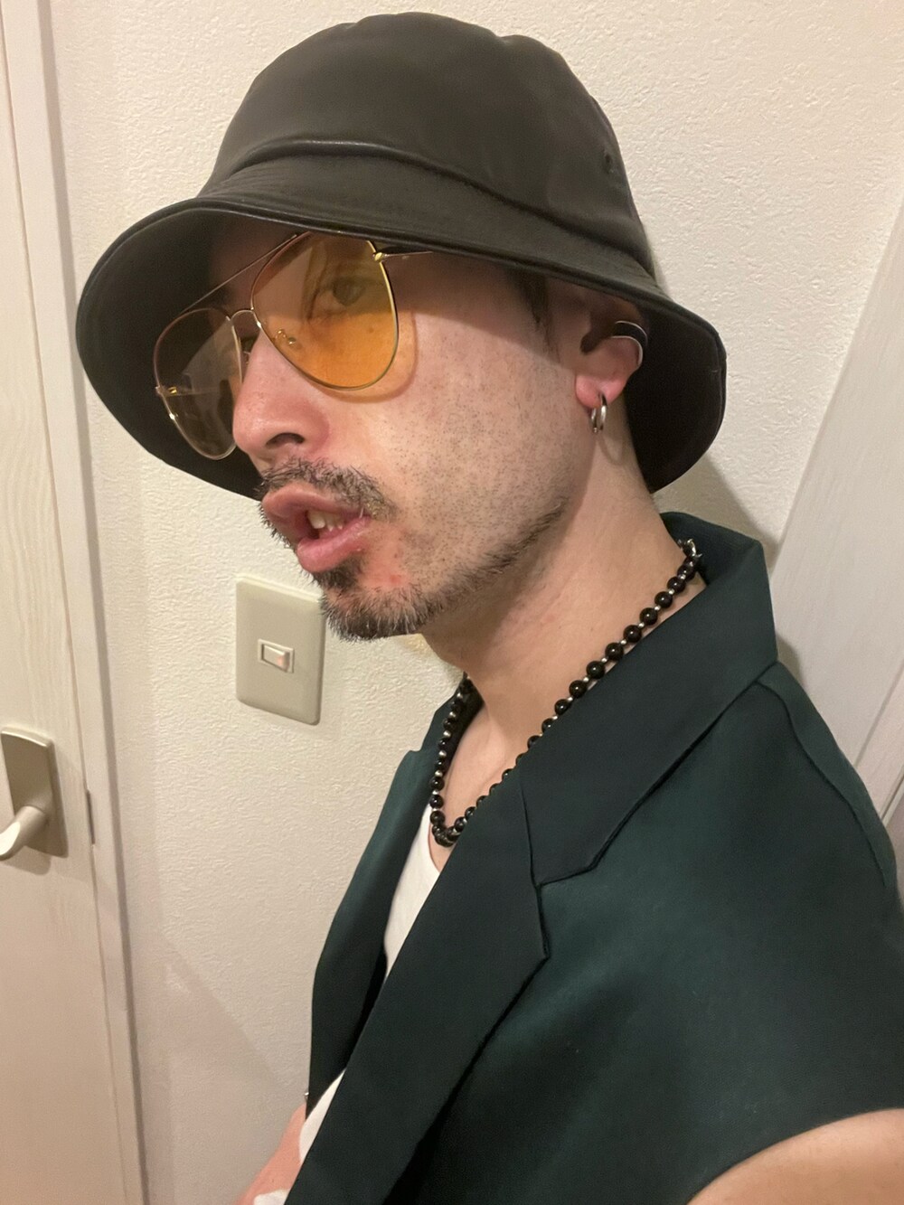 ブラック系のショルダーバッグ、ブラック系のデニムパンツ、ブラック系のサンダルを着用したメンズの夏コーディネートの4枚目の写真