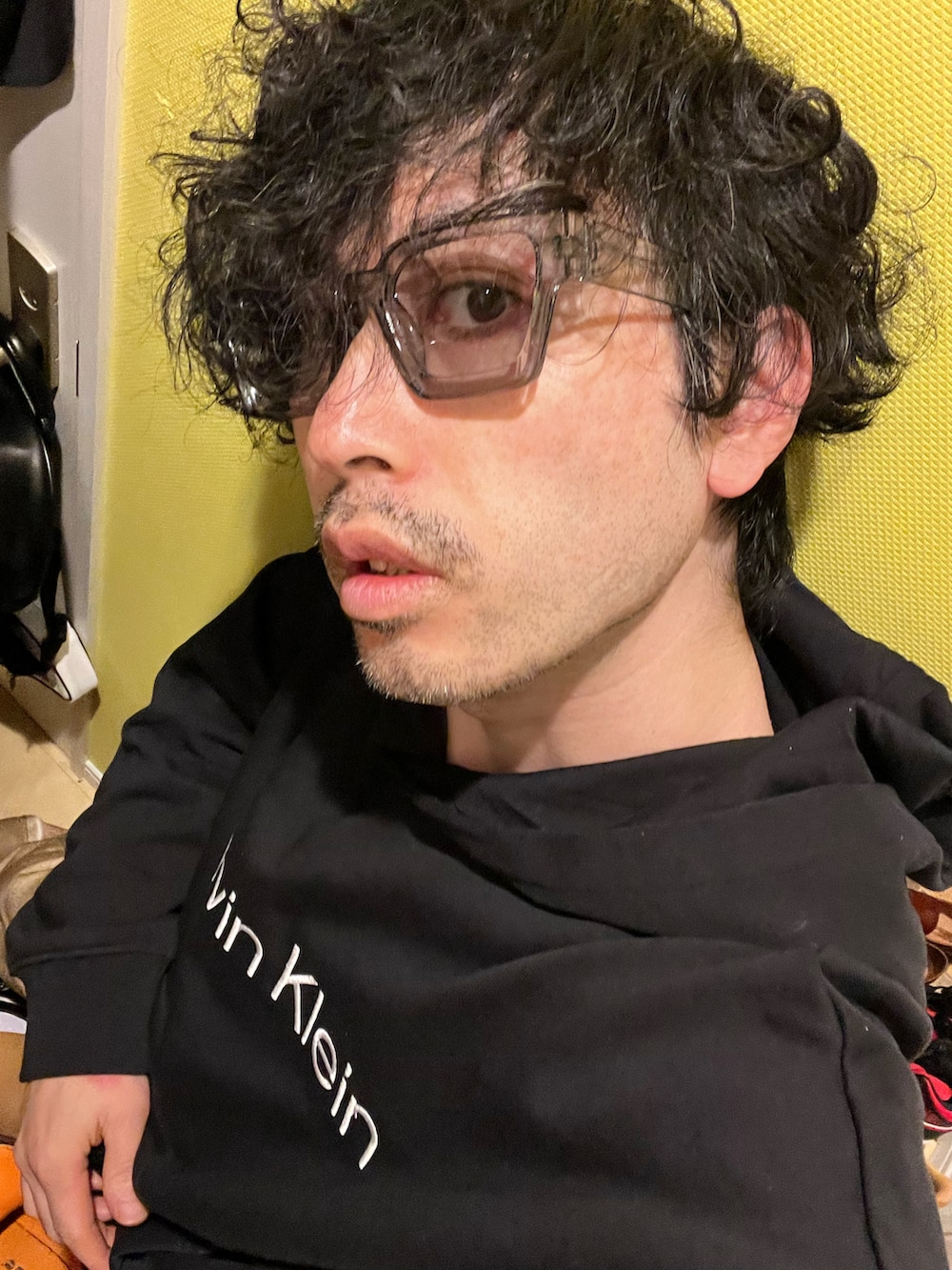 ブラック系のパーカー、ブラウン系のデニムパンツ、ベージュ系のブーツを着用したメンズの冬コーディネートの4枚目の写真