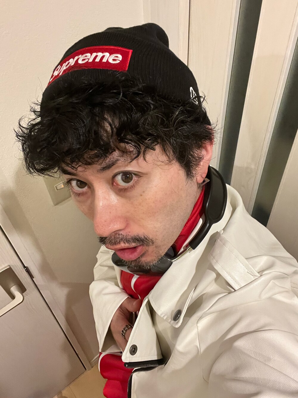 「カジュアルコーデ、大人カジュアル、カジュアルストリート、おしゃれさんと繋がりたい、いいね、save、フォローお願いします🤑、ライダースジャケット、トラックジャケット、トラックパンツ、セットアップ、低身長、韓国ファッション、過去の投稿も見て頂けたら嬉しいです😊、フォルダインありがとうございます❤︎、フォローミー、スニーカー」｜「NYLAUSの裏トリコット サイドライン トラックスーツ ジャージ上下セット（スポーツグッズ、レッド系）」を使った、shinyaさん（メンズ・168cm）の冬コーディネートの4枚目の写真