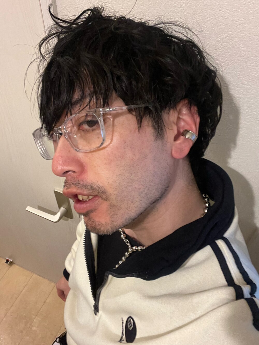 ブラック系のボディバッグ/ウエストポーチ、グレー系のデニムパンツ、ブラック系のスニーカーを着用したメンズの春コーディネートの3枚目の写真