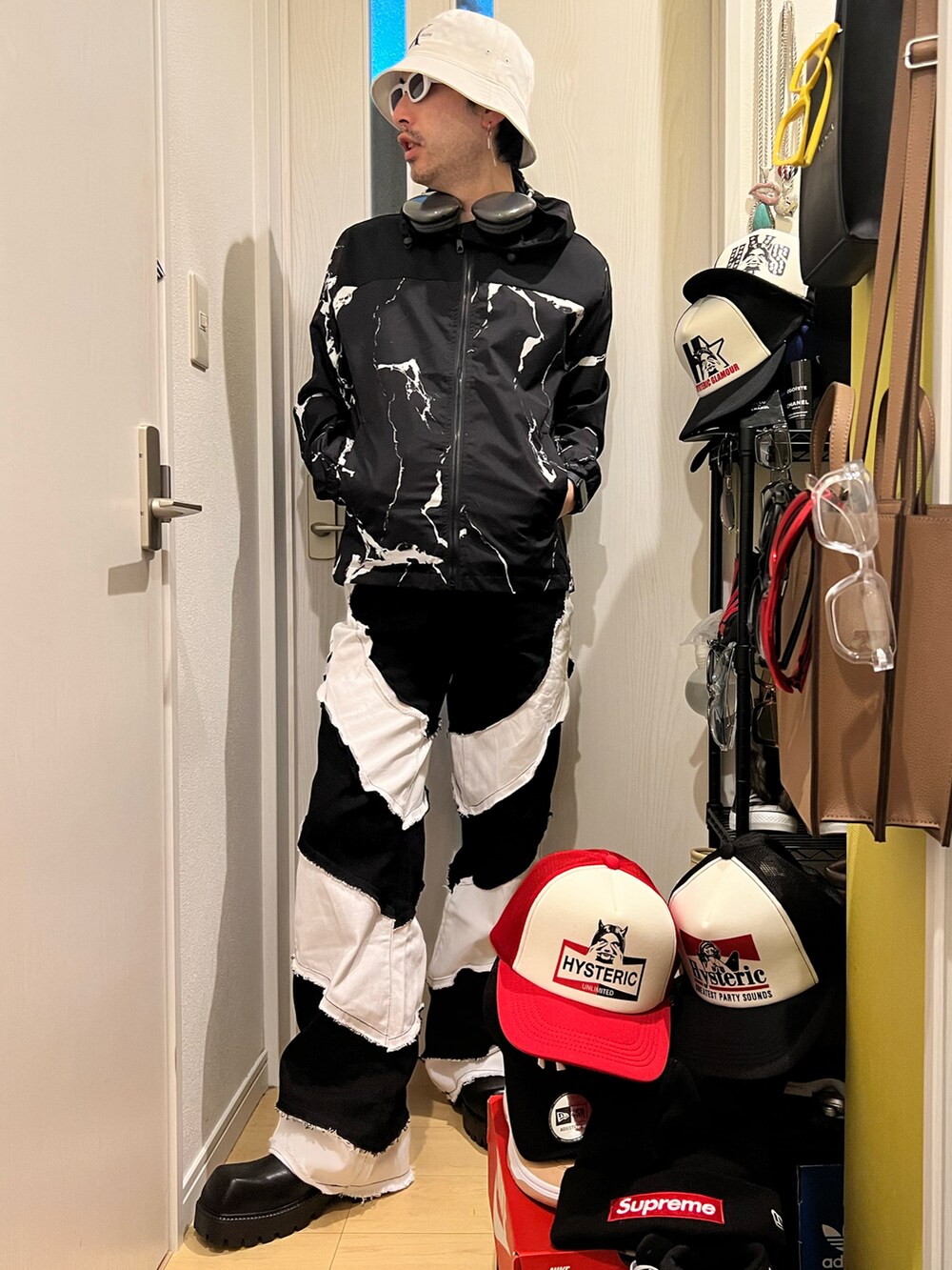 ブラック系のナイロンジャケット、ブラック系のデニムパンツ、ブラック系のブーツを着用したメンズの冬コーディネートの3枚目の写真