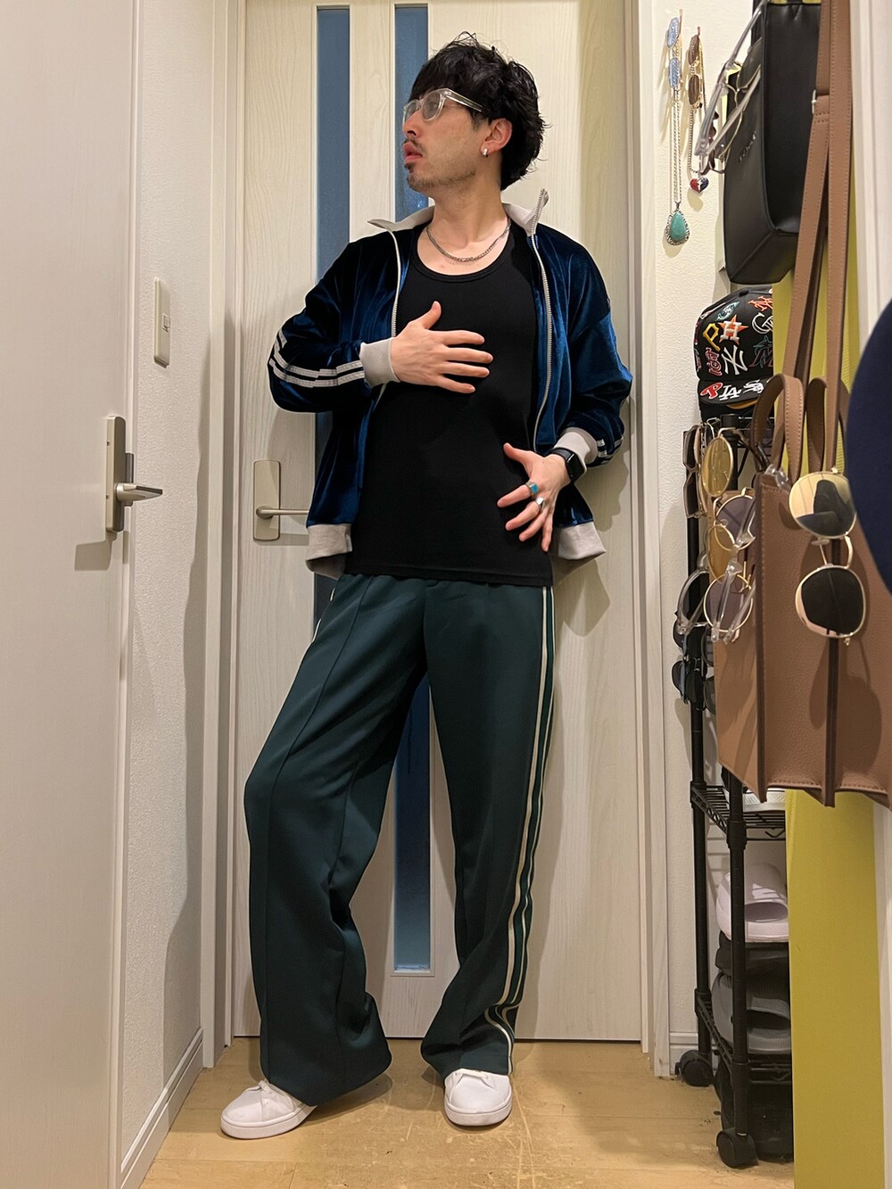ブルー系のブルゾン、グリーン系のその他パンツ、ホワイト系のスニーカーを着用したメンズの春コーディネートの3枚目の写真
