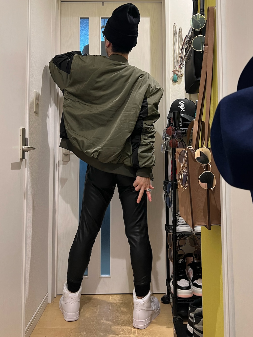 ブラック系のMA-1、ブラック系のスウェットパンツ、ホワイト系のスニーカーを着用したメンズの秋コーディネートの4枚目の写真