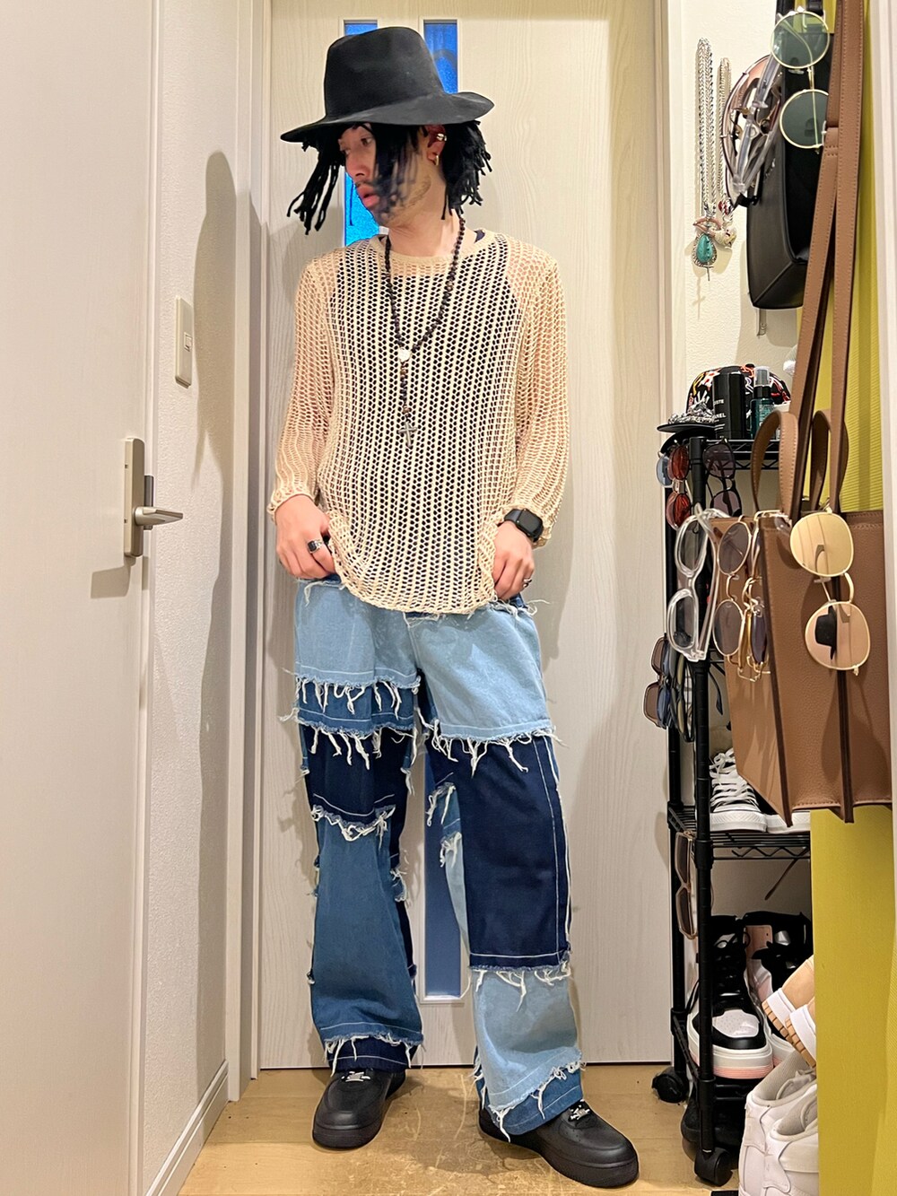 ブルー系のデニムパンツ、ブラック系のスニーカー、グレー系のハットを着用したメンズの秋コーディネートの5枚目の写真