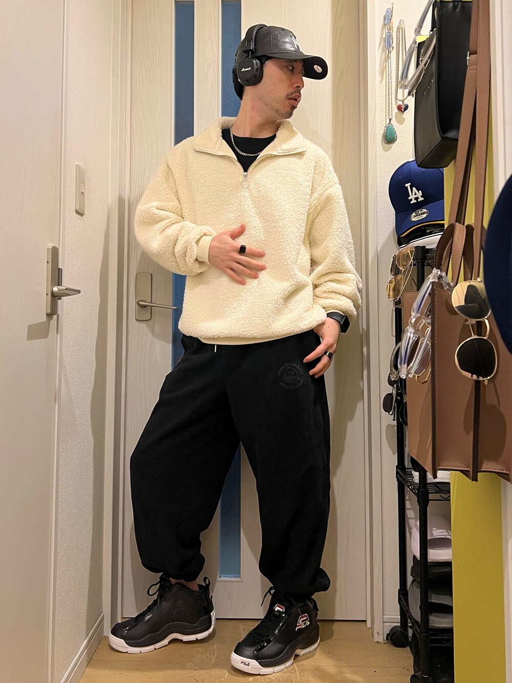 ブラック系のスニーカー、ホワイト系のスウェット、その他のキャップを着用したメンズの冬コーディネートの3枚目の写真