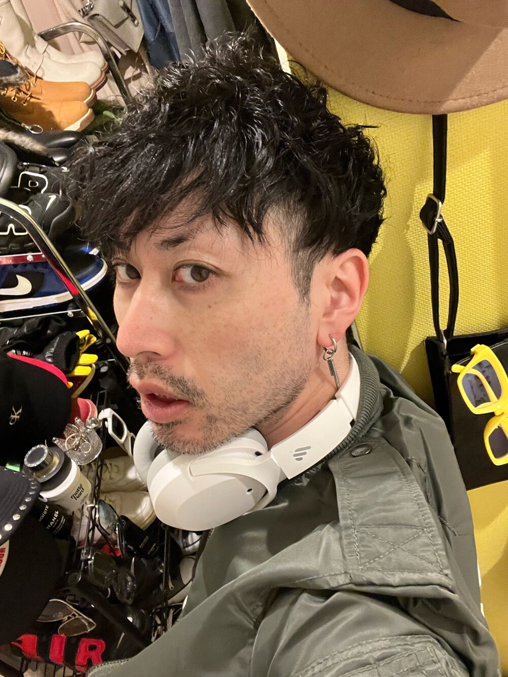 イエロー系のボストンバッグ、ブルー系のカーゴパンツ、ホワイト系のブーツを着用したメンズの冬コーディネートの5枚目の写真