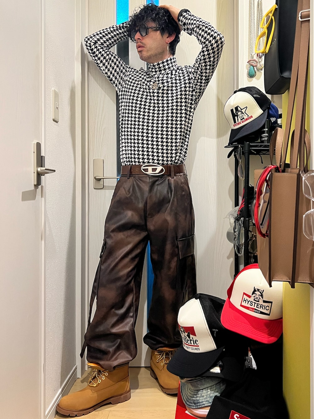 ブラウン系のカーゴパンツ、ベージュ系のブーツ、ホワイト系のニット/セーターを着用したメンズの冬コーディネートの3枚目の写真