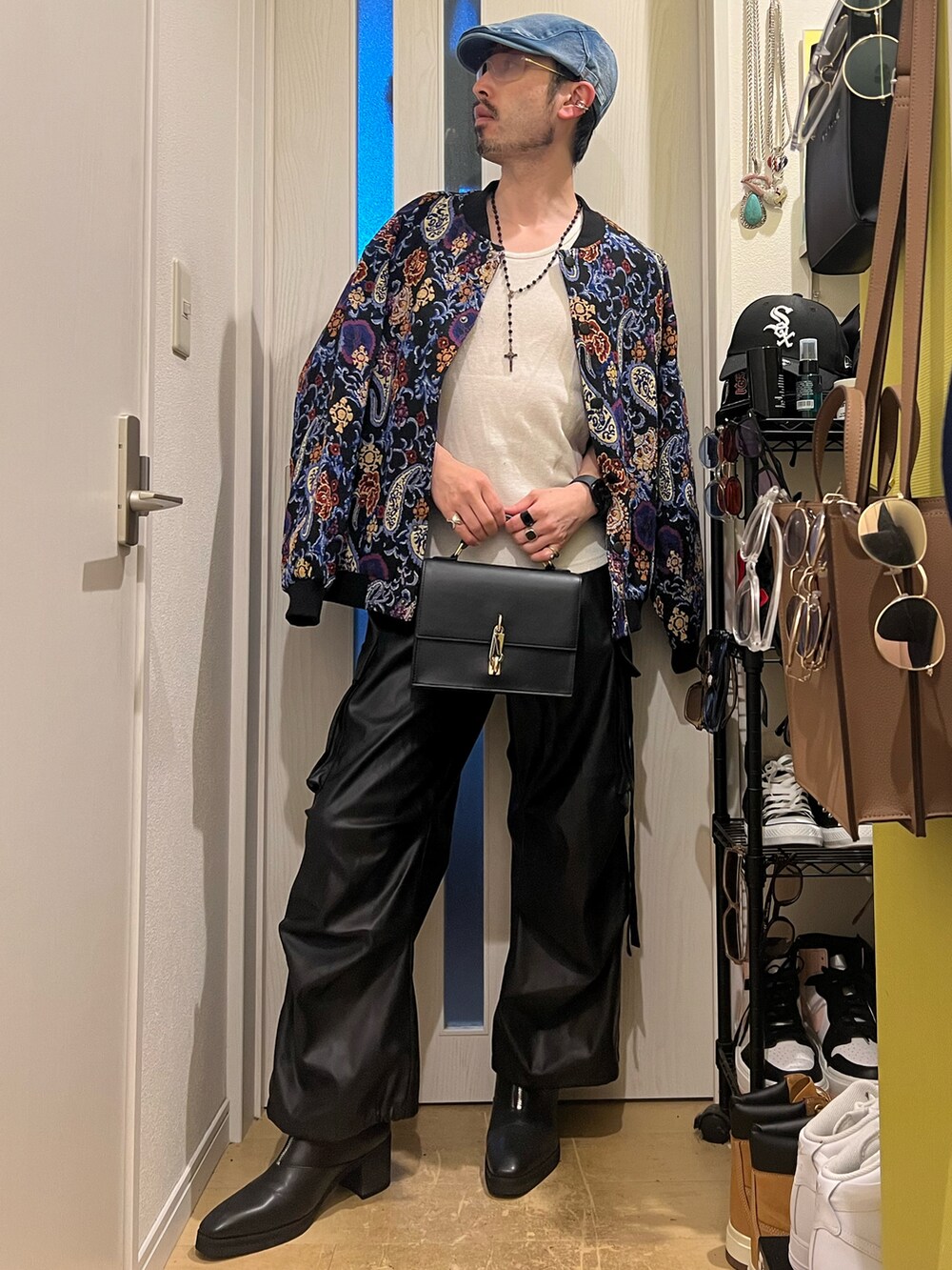 ブラック系のショルダーバッグ、ブラック系のカーゴパンツ、ブラック系のブーツを着用したメンズの秋コーディネートの2枚目の写真