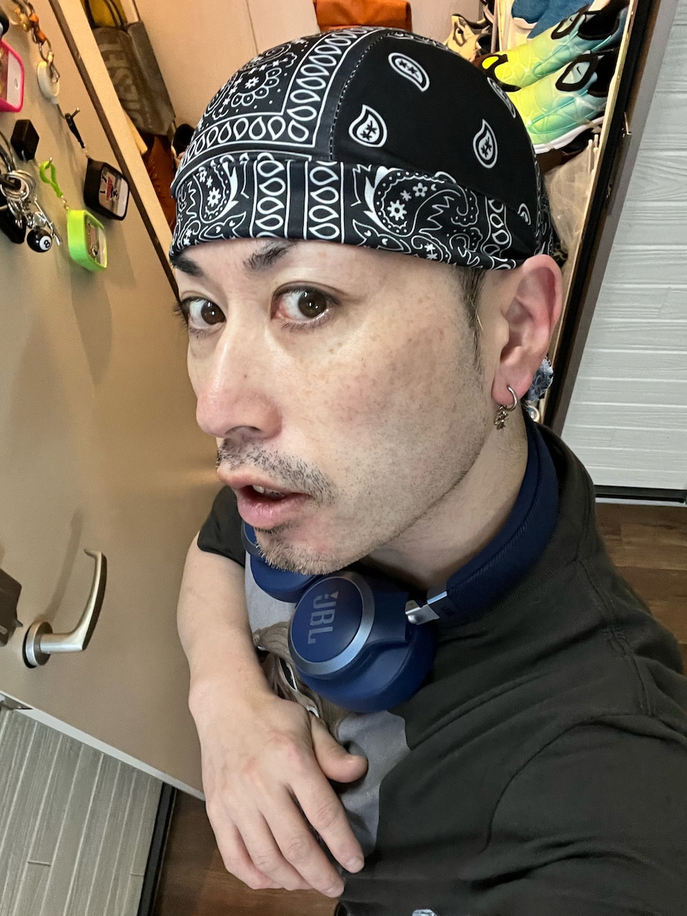 ブラック系のTシャツ/カットソー、ブラック系のショルダーバッグ、ブラック系のブーツを着用したメンズの春コーディネートの4枚目の写真