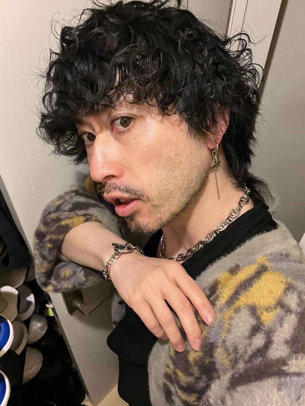 ブラック系のその他パンツ、ブラック系のブーツ、グレー系のカーディガン/ボレロを着用したメンズの春コーディネートの5枚目の写真
