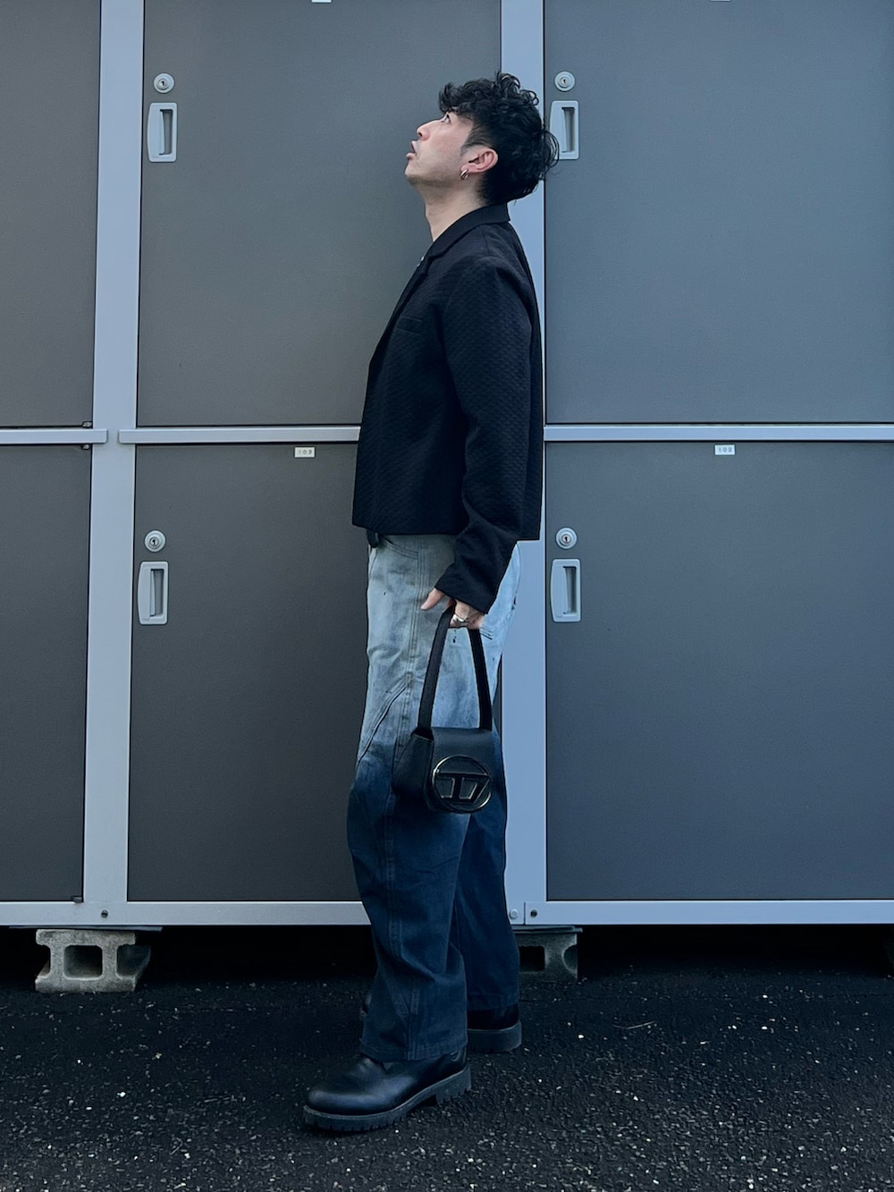 ブラック系のショルダーバッグ、ブラック系のブーツ、ブラック系のTシャツ/カットソーを着用したメンズの秋コーディネートの2枚目の写真