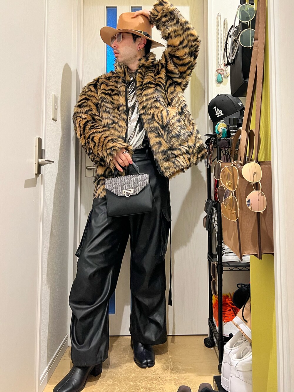 ブラック系のショルダーバッグ、ブラック系のカーゴパンツ、ブラック系のブーツを着用したメンズの冬コーディネートの2枚目の写真