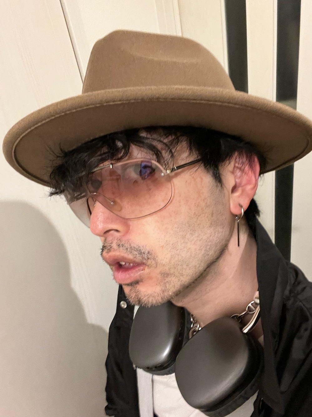 ブラック系のデニムパンツ、ブラック系のブルゾン、ブラック系のトートバッグを着用したメンズの春コーディネートの4枚目の写真