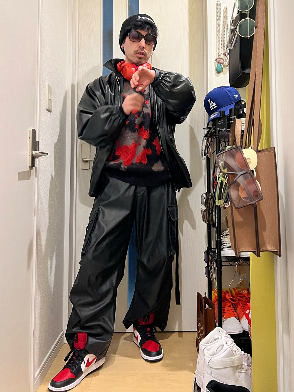 その他のニット/セーター、ブラック系のカーゴパンツ、ブラック系のスニーカーを着用したメンズの冬コーディネートの2枚目の写真