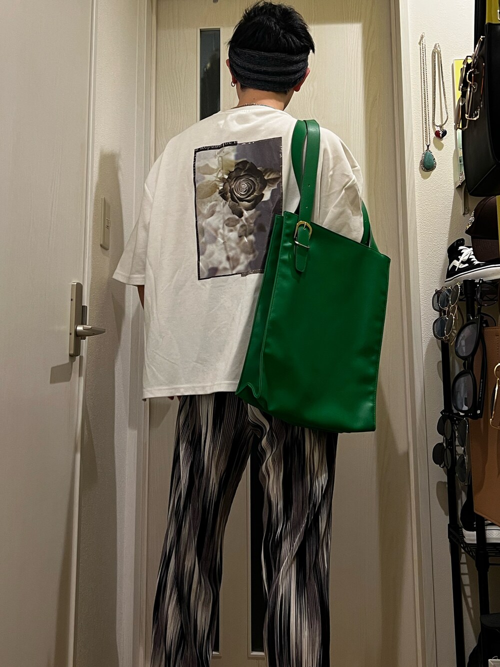 グリーン系のトートバッグ、その他のその他パンツ、ブラック系のサンダルを着用したメンズの夏コーディネートの3枚目の写真