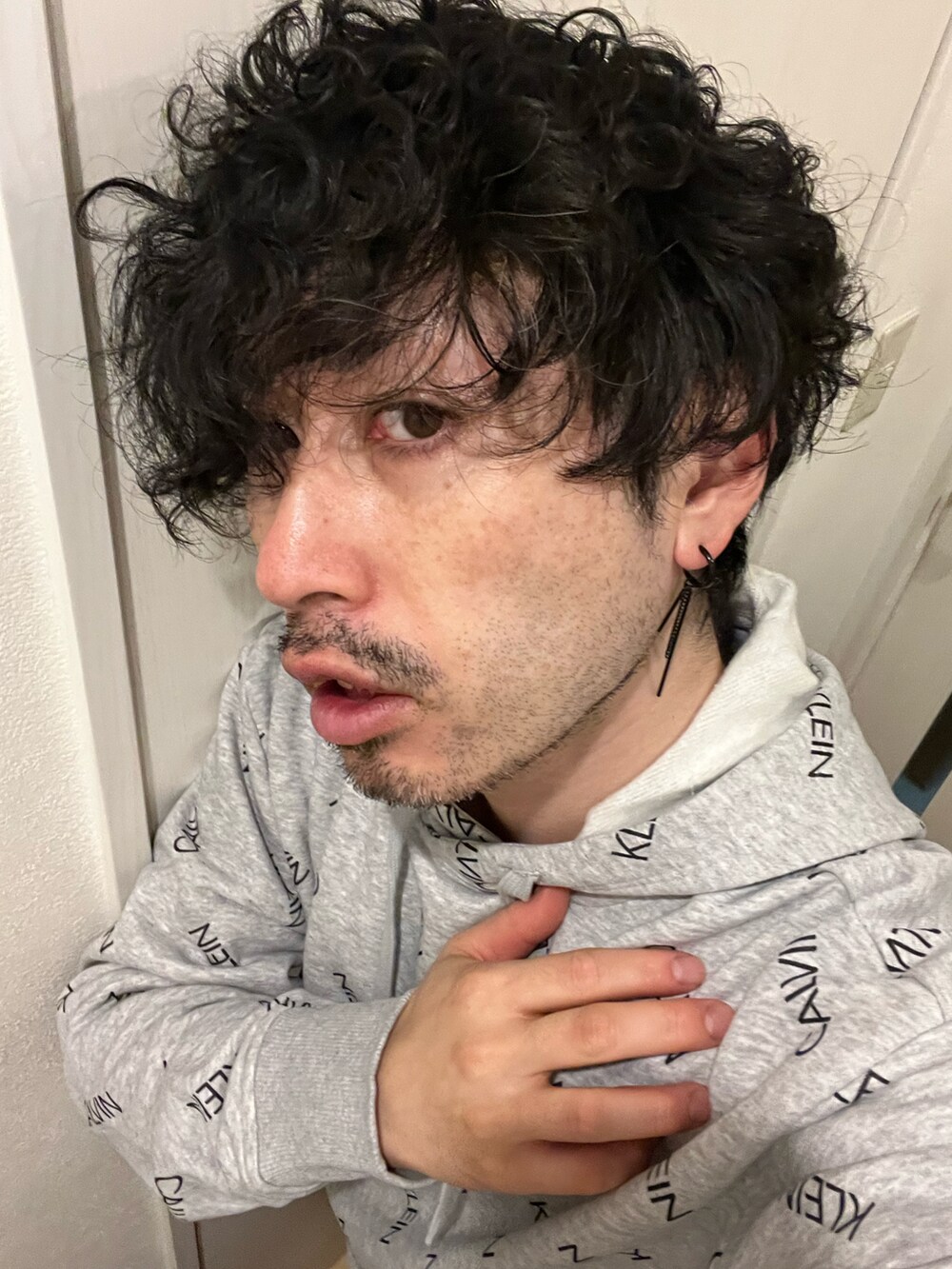 ブラック系のその他パンツ、グレー系のパーカー、ブラック系のショルダーバッグを着用したメンズの冬コーディネートの5枚目の写真