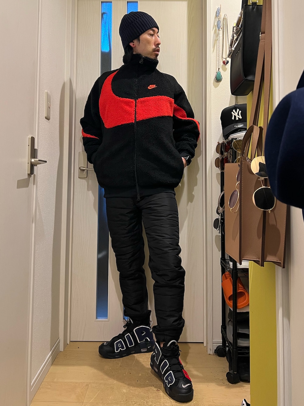 ブラック系のスニーカー、ブラック系のその他パンツ、ブラック系のバックパック/リュックを着用したメンズの冬コーディネートの4枚目の写真