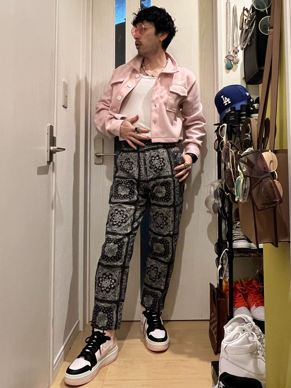 ブラック系のパンツ、ブラック系のスニーカー、ピンク系のジャケット/アウターを着用したメンズの冬コーディネートの2枚目の写真