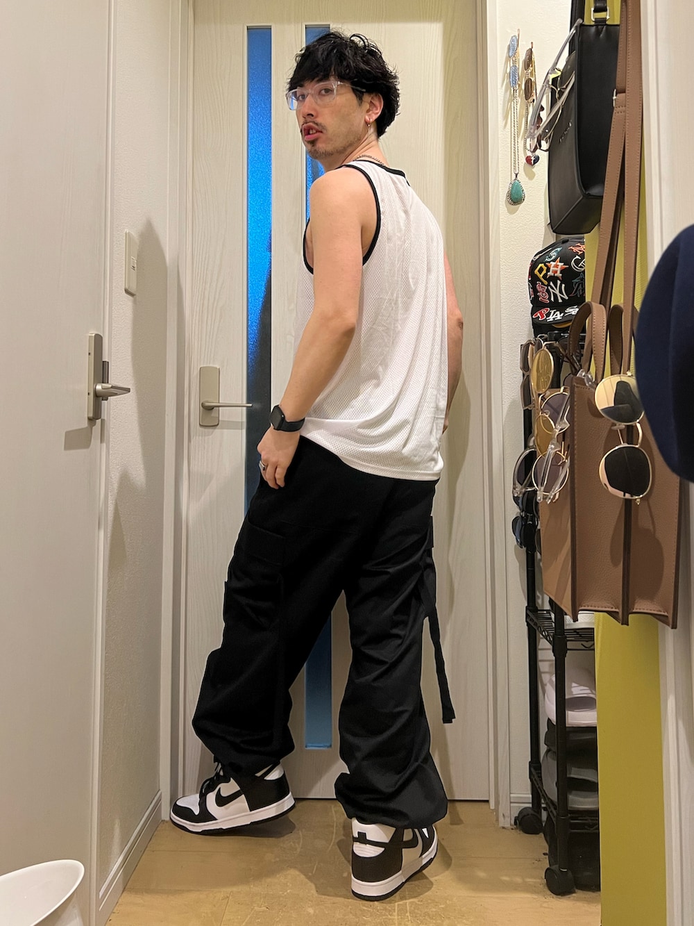 ベージュ系のその他アウター、ブラック系のカーゴパンツ、ホワイト系のスニーカーを着用したメンズの春コーディネートの4枚目の写真