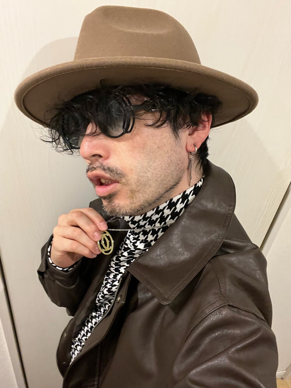 ブラウン系のカーゴパンツ、ベージュ系のブーツ、ホワイト系のニット/セーターを着用したメンズの冬コーディネートの4枚目の写真