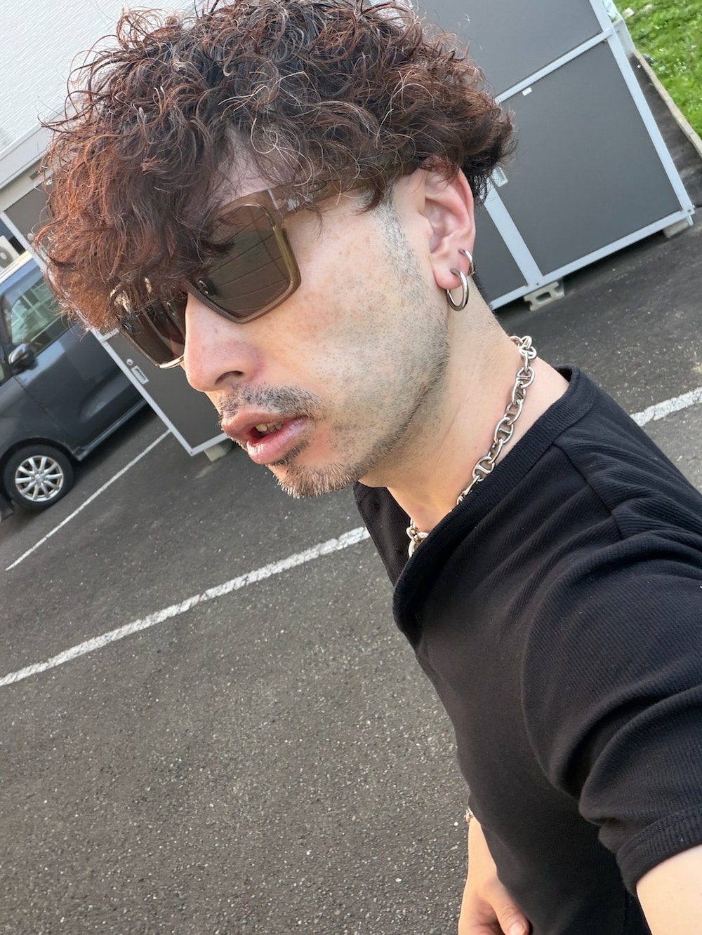 ブラック系のTシャツ/カットソー、ブラック系のブーツ、ブラック系のデニムパンツを着用したメンズの秋コーディネートの5枚目の写真