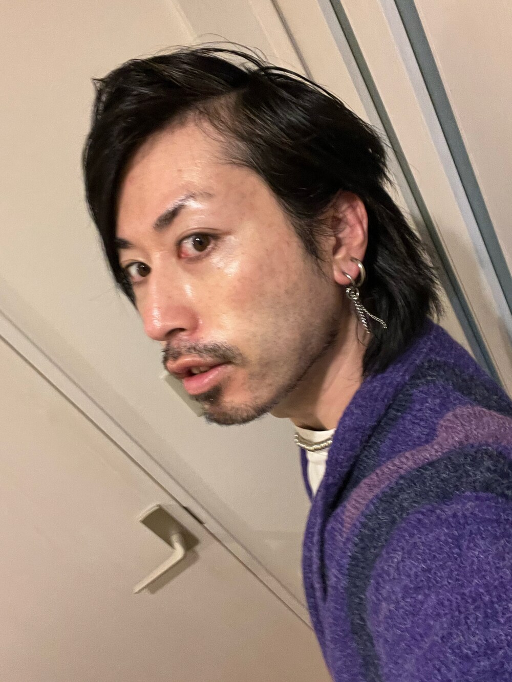 ブラック系のブーツ、パープル系のカーディガン/ボレロ、ホワイト系のその他パンツを着用したメンズの冬コーディネートの4枚目の写真