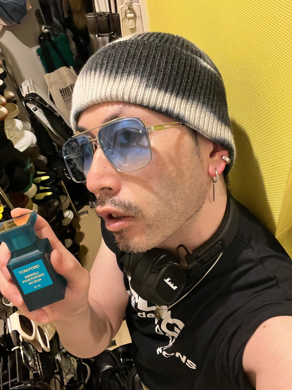 ブラック系のスニーカー、ブラック系のTシャツ/カットソー、その他のネックレスを着用したメンズの春コーディネートの5枚目の写真