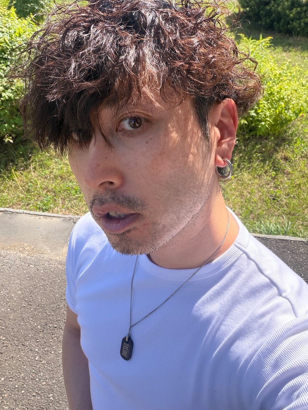 ホワイト系のTシャツ/カットソー、グリーン系のその他パンツ、ブラック系のスニーカーを着用したメンズの秋コーディネートの5枚目の写真