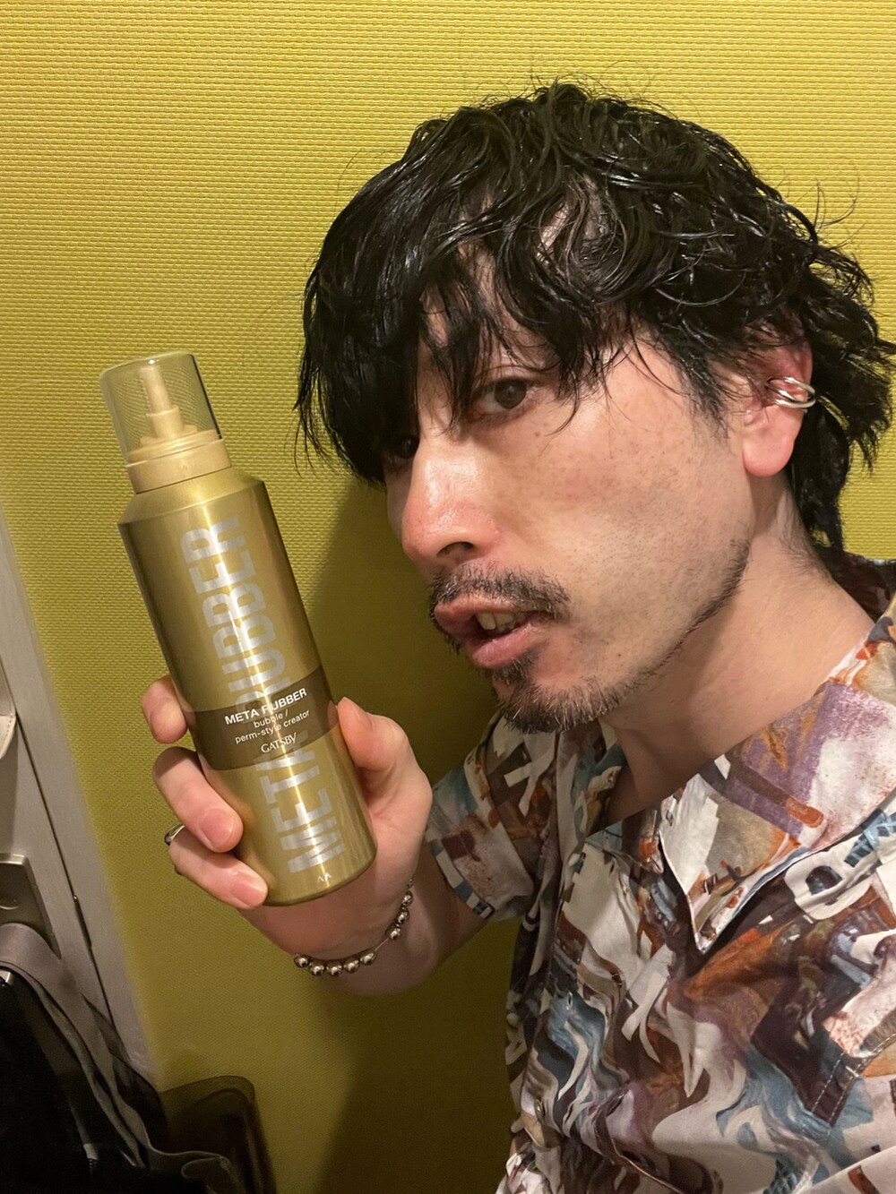 ホワイト系のシャツ/ブラウス、グレー系のデニムパンツ、ブラック系のスニーカーを着用したメンズの春コーディネートの5枚目の写真